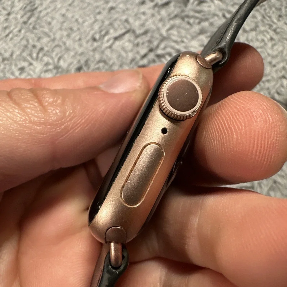 Apple Watch Series 5 40mm Rose Gold Untested For Parts Cracked Corner
